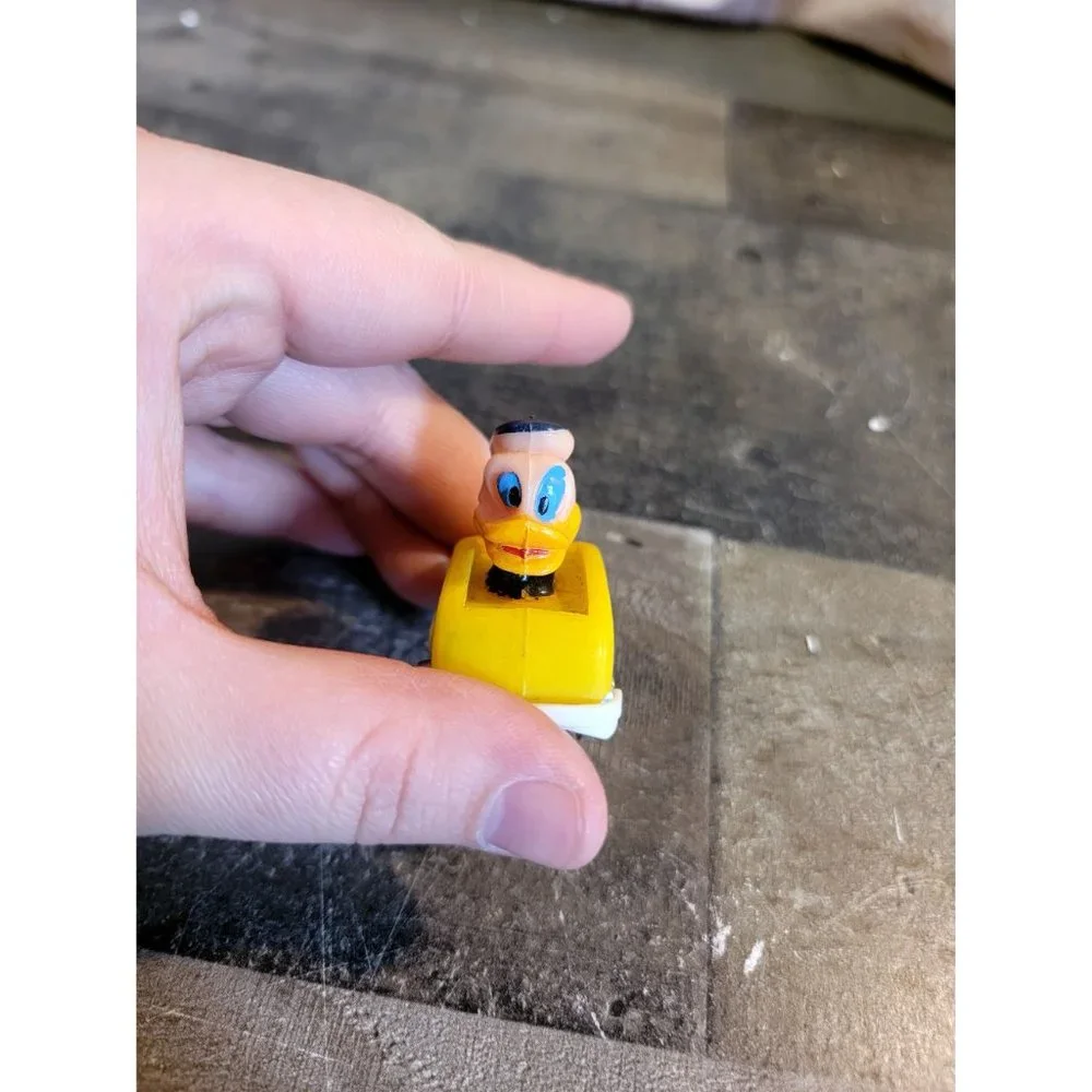 Vintage Donald Duck‎ yellow mini car Disney toy figure